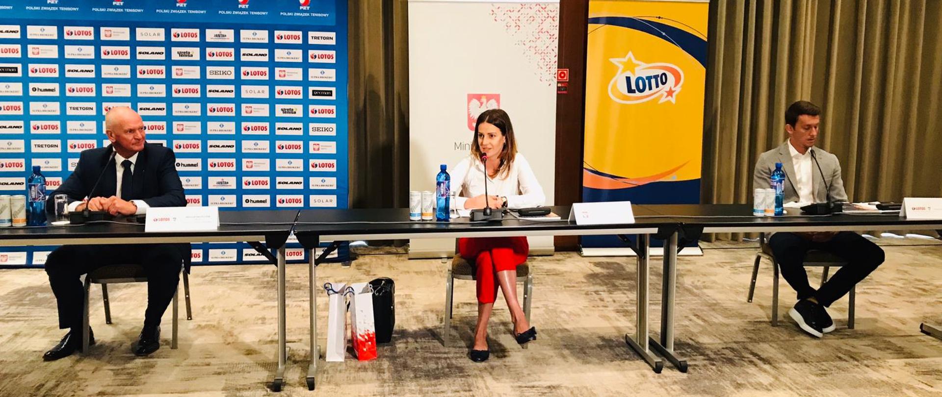 Pani Minister Danuta Dmowska-Andrzejuk podczas konferencji prasowej 