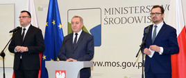 minister środowiska Henryk Kowalczyk, wiceminister środowiska Sławomir Mazurek i dyrektor Instytutu Ochrony Środowiska – Państwowego Instytutu Badawczego Krystian Szczepański