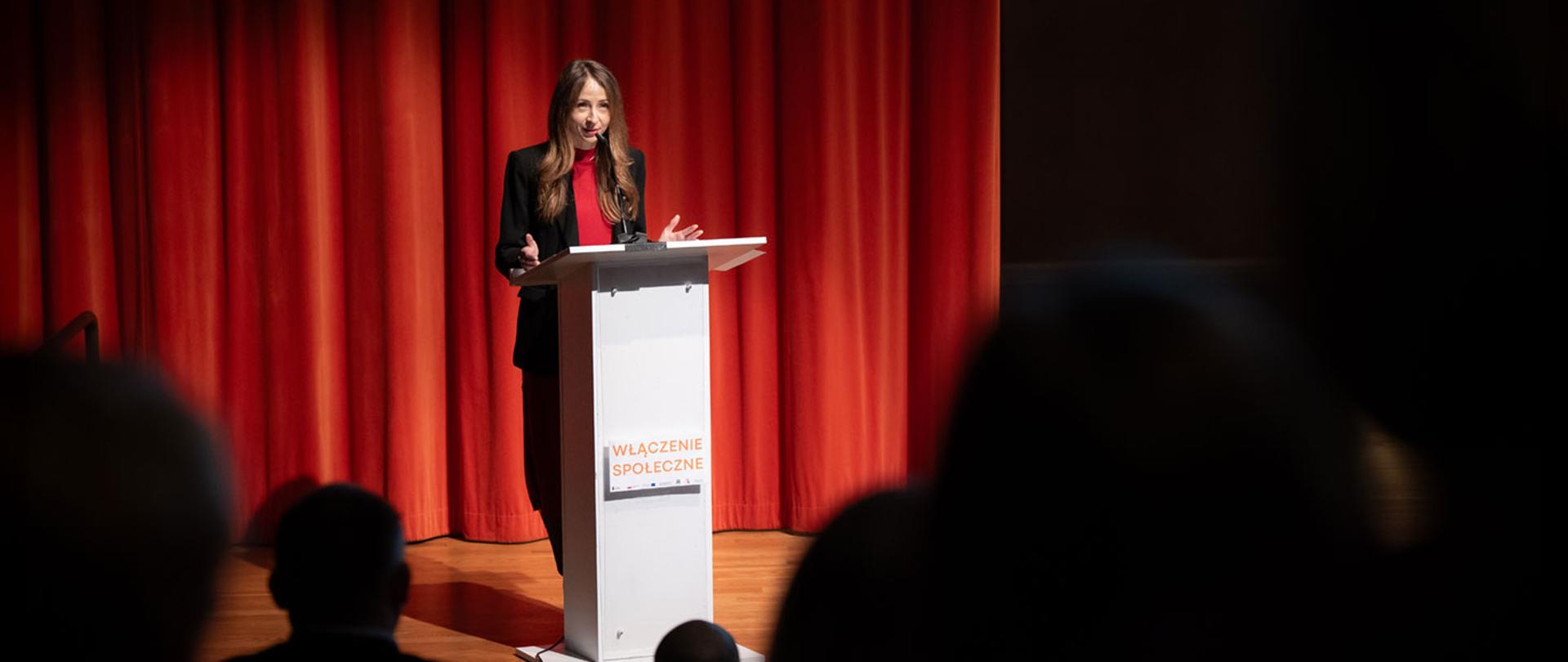 Ministra Agnieszka Dziemianowicz-Bąk podczas konferencji podsumowującej projekt „Aktywni Niepełnosprawni – narzędzia wsparcia samodzielności” 