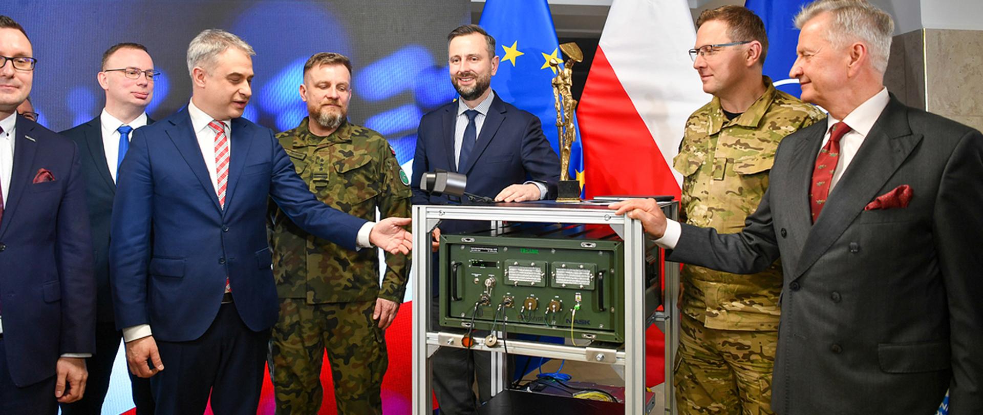 17 marca 2025 r. w Klubie Wojskowej Akademii Technicznej w Warszawie odbyła się konferencja prasowa wicepremiera i ministra obrony narodowej Władysława Kosiniaka-Kamysza, wicepremiera i ministra cyfryzacji Krzysztofa Gawkowskiego oraz wiceministra cyfryzacji Pawła Olszewskiego. Fot. st.kpr. Wojciech Król/MON