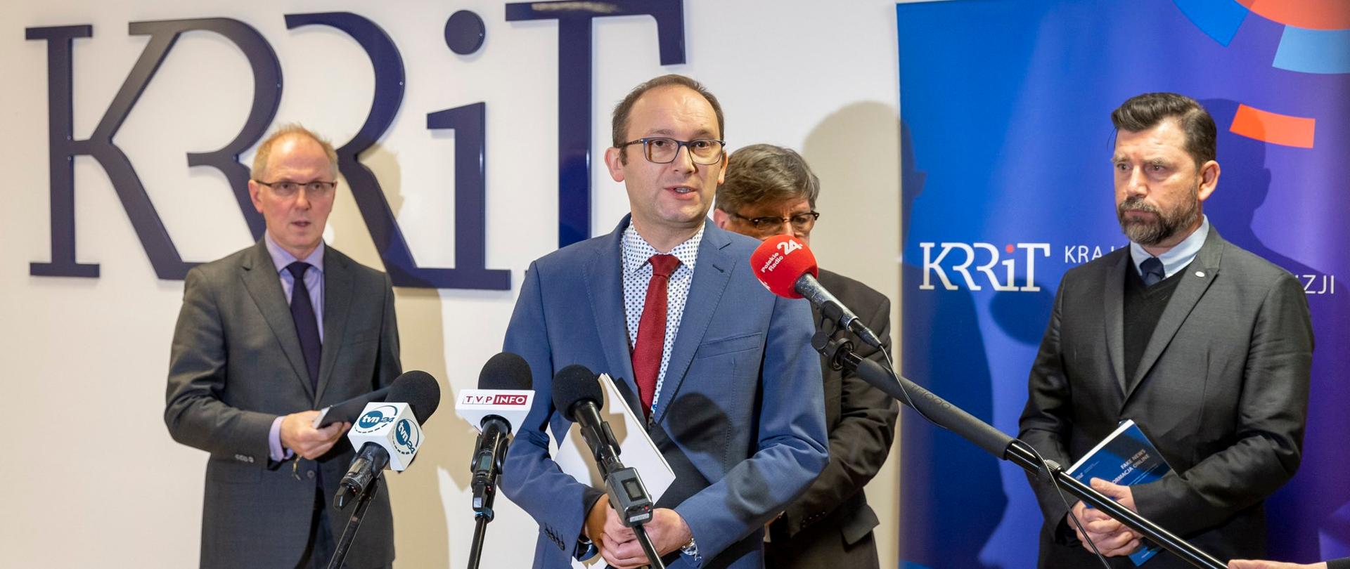 Ministerstwo Edukacji i Nauki podpisało deklarację o współpracy w sprawie edukacji medialnej, szef Gabinetu Politycznego Ministra Radosław Brzózka na konferencji prasowej po podpisaniu deklaracji, obok niego stoją pozostali sygnatariuszami.