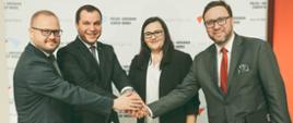 Minister Małgorzata Jarosińska-Jedynak i trzej uczestnicy konferencji