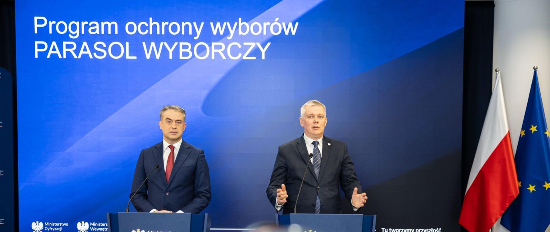 Minister Tomasz Siemoniak oraz wicepremier Krzysztof Gawkowski podczas konferencji - szef MSWiA przemawia i gestykuluje 