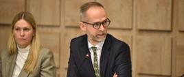 Wiceminister klimatu i środowiska Adama Guibourgé-Czetwertyński przemawia podczas posiedzenia Młodzieżowej Rady Klimatycznej.
