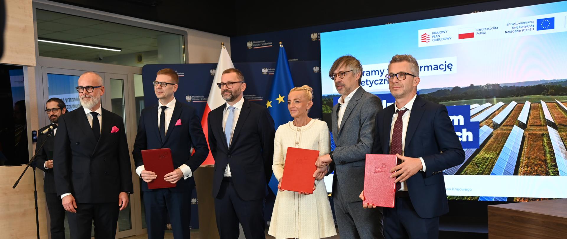 Podpisano dwie umowy na pożyczki o łącznej wartości 475,32 mln zł, które umożliwią budowę dużych farm fotowoltaicznych w Polsce. Operatorem środków jest Bank Gospodarstwa Krajowego.