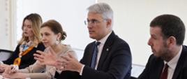 Na zdjęciu minister ds. Inwestycji i Projektów Europejskich Rumunii Dragoș Pîslaru podczas spotkania
