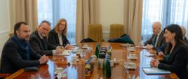 Podsekretarz stanu Paweł Karbownik rozmawia z przedstawicielami resortu finansów Irlandii