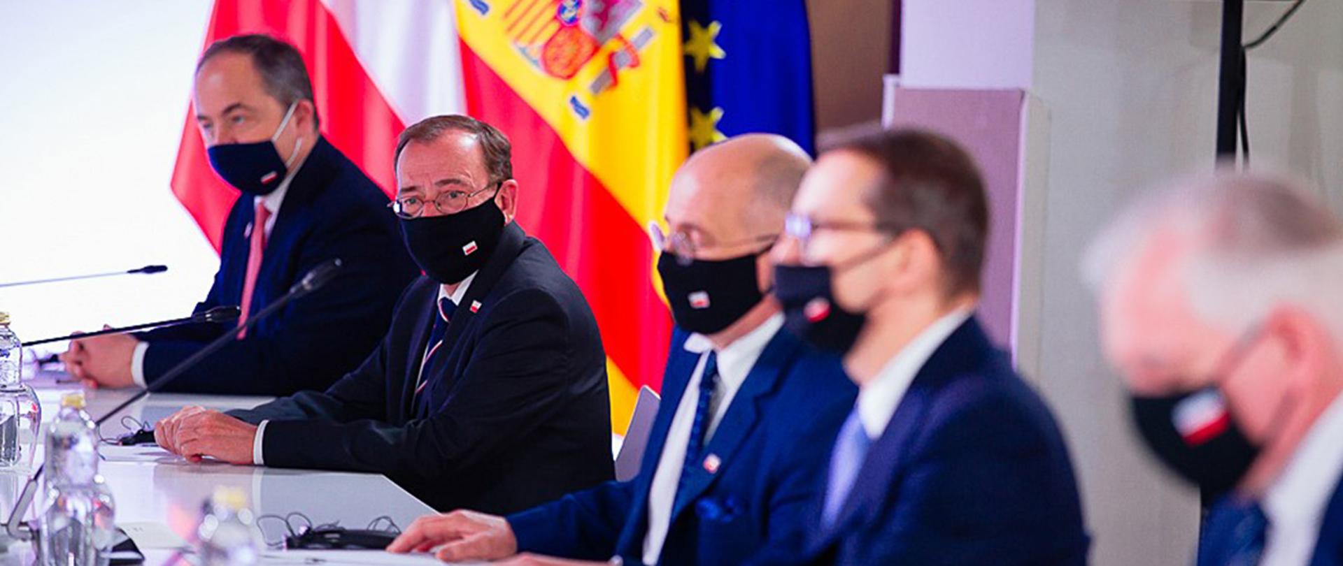 Minister Mariusz Kamiński zabierający głos podczas sesji plenarnej polsko-hiszpańskich konsultacji międzyrządowych pod przewodnictwem premierów Polski i Hiszpanii.