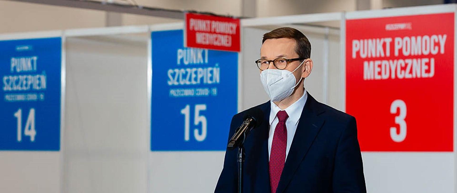 Premier MAteusz Morawiecki na tle punktu szczepień.