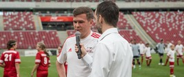 Młodzi piłkarze na murawie PGE Narodowego