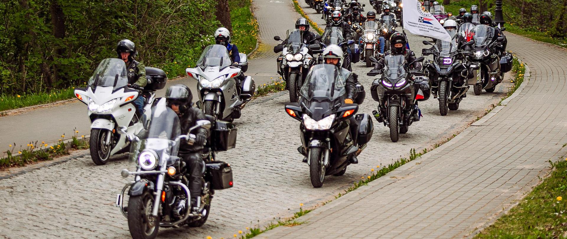 We wtorek 5 maja 2026 roku odbyła się inauguracja 7. edycji Rajdu Motocyklowego Weteranów – wyjątkowego wydarzenia, które na stałe wpisało się w kalendarz inicjatyw upamiętniających poległych żołnierzy. Uroczyste rozpoczęcie miało miejsce na placu im. Józefa Piłsudskiego w Giżycku, gdzie przestrzeń wypełniły dźwięk silników, biało-czerwone flagi oraz atmosfera wspólnoty i pamięci.
