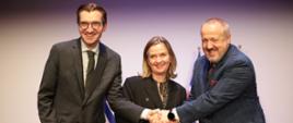 Na zdjęciu wiceminister Jan Szyszko w towarzystwie innych uczestników spotkania