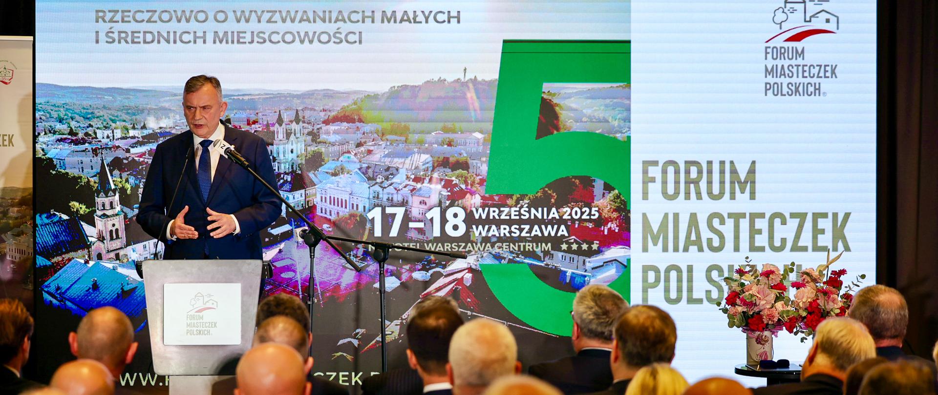 17 września 2025 r. wiceminister obrony narodowej Paweł Bejda miał zaszczyt reprezentować wicepremiera Władysława Kosiniaka-Kamysza na V Forum Miasteczek Polskich. To coroczne spotkanie gromadzi kilkuset liderów samorządowych, oferując platformę do merytorycznej dyskusji o najbardziej aktualnych wyzwaniach dla małych i średnich miejscowości. Wiceminister Bejda odczytując list od wicepremiera, podkreślił wagę współpracy rządu z samorządami w budowaniu silnej przyszłości dla polskich miast i miasteczek.