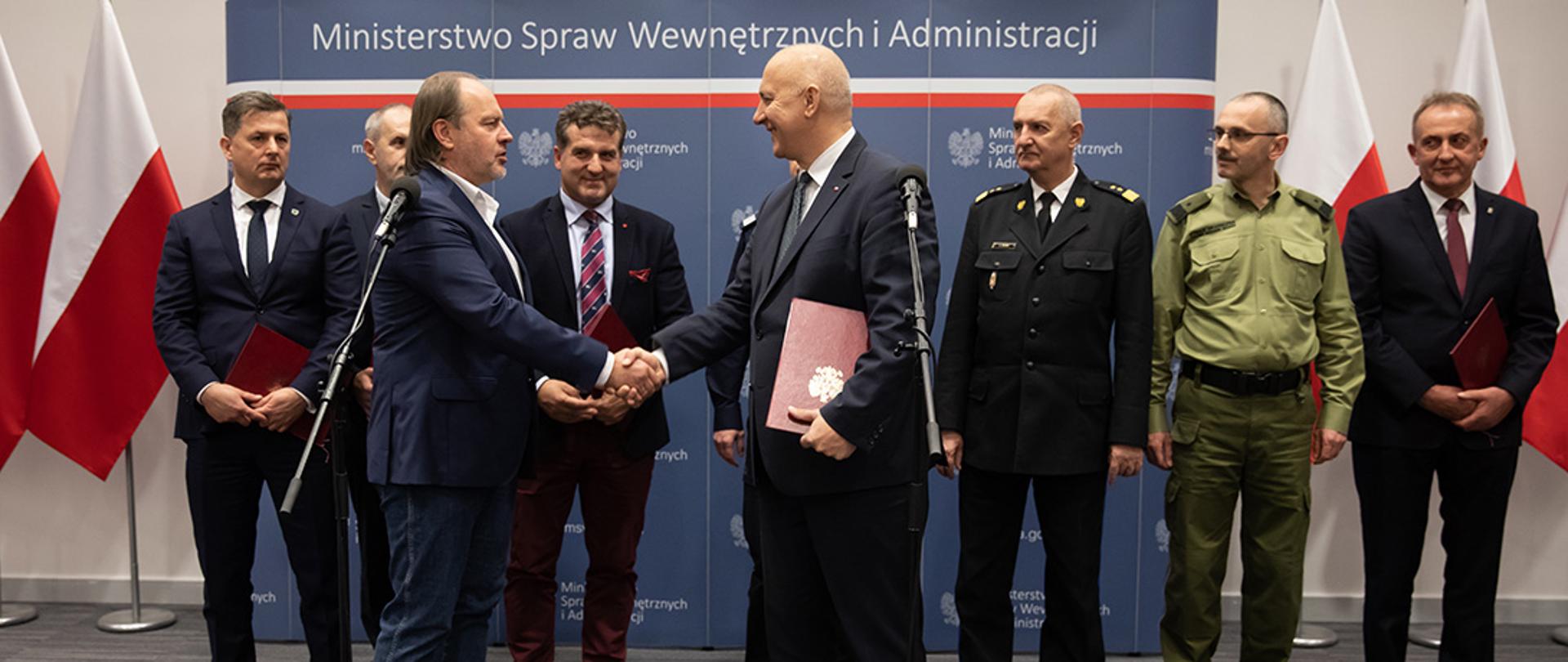 Podpisanie porozumienia ze związkami zawodowymi służb mundurowych.