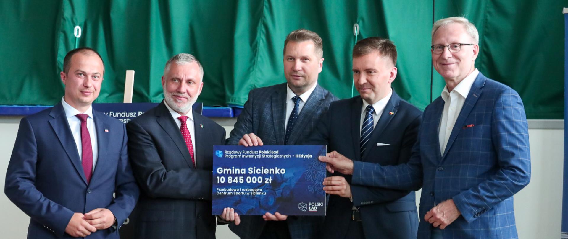 Minister Edukacji i Nauki podczas wizyty w Szkole Podstawowej im. Mikołaja Kopernika 