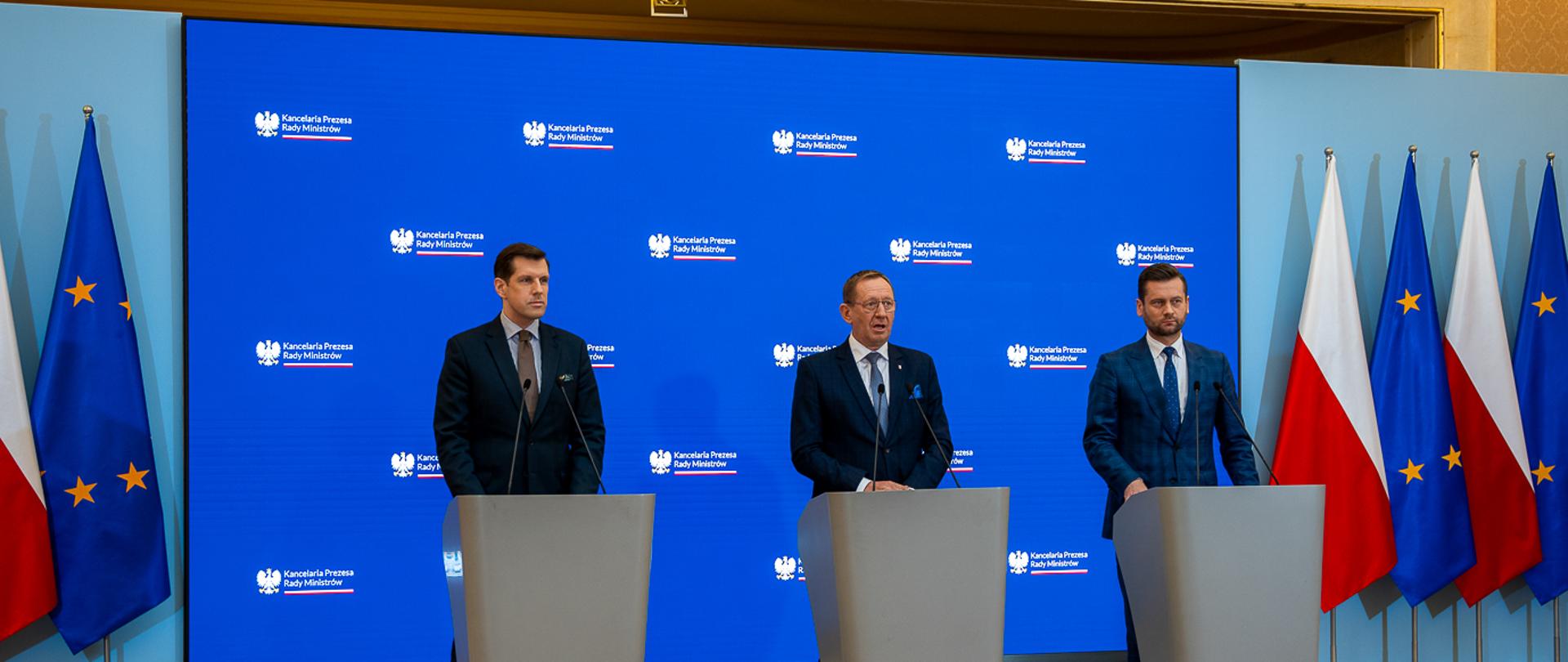 Minister sportu i turystyki Kamil Bortniczuk, Minister Rolnictwa i Rozwoju Wsi Robert Telus oraz Wojewoda Mazowiecki Tobiasz Bocheński podczas konferencji prasowej w KPRM.