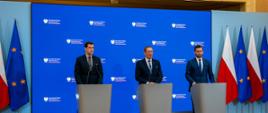 Minister sportu i turystyki Kamil Bortniczuk, Minister Rolnictwa i Rozwoju Wsi Robert Telus oraz Wojewoda Mazowiecki Tobiasz Bocheński podczas konferencji prasowej w KPRM.
