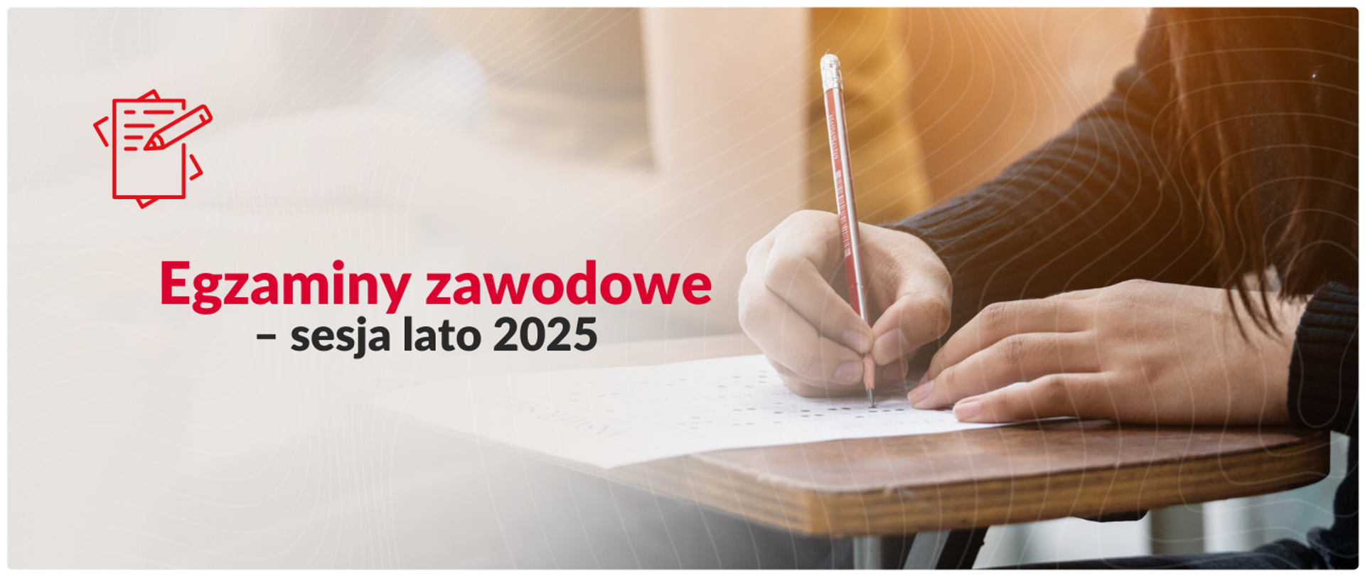 Obraz przedstawia dłoń piszącą piórem na kartce papieru, która leży na ławce. Na kartce widoczne są linie. W prawym dolnym rogu grafika przedstawiająca kartkę z tekstem i pióro. Tło jest jasne z rozmyciem.