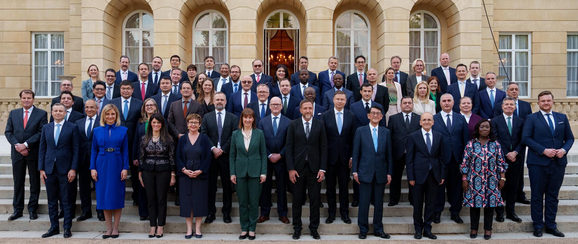 Uczestnicy spotkania Gubernatorów Europejskiego Banku Odbudowy i Rozwoju na wspólnym zdjęciu.