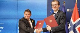 Na zdjęciu wiceminister Jan Szyszko podczas podpisania umowy