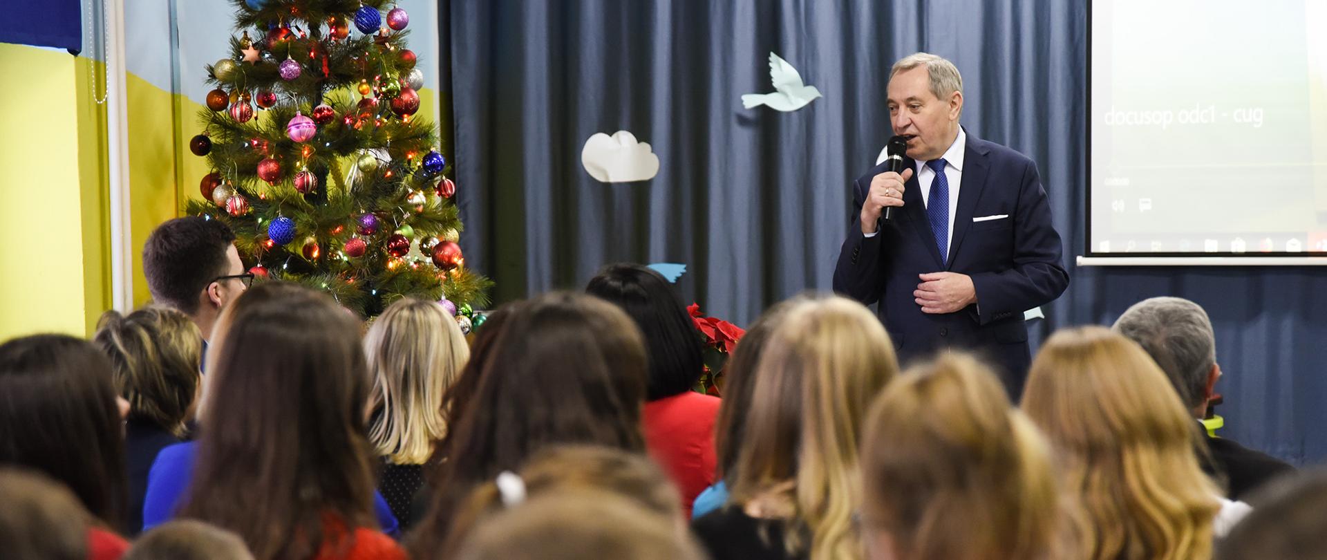 Minister Kowalczyk opowiada dzieciom o tym, jak dbać o środowisko.
