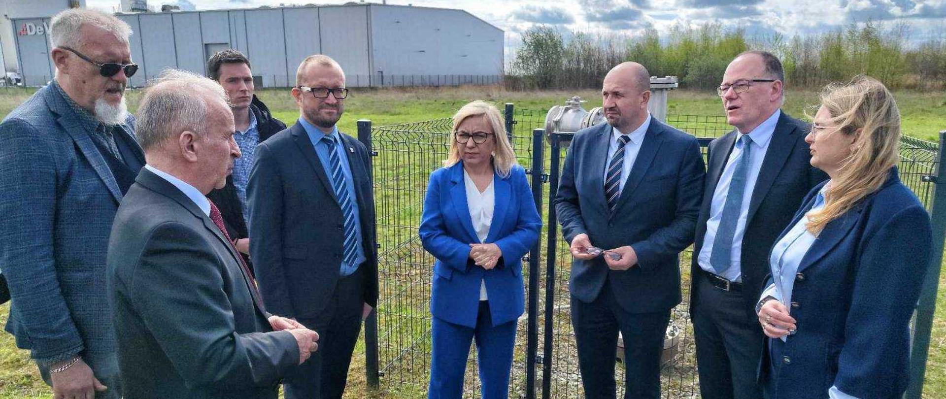 uczestnicy uroczystości podpisania umowy na budowę ciepłowni w Turku