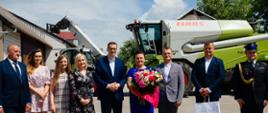 Wspólne zdjęcie premiera z rodziną rolników.