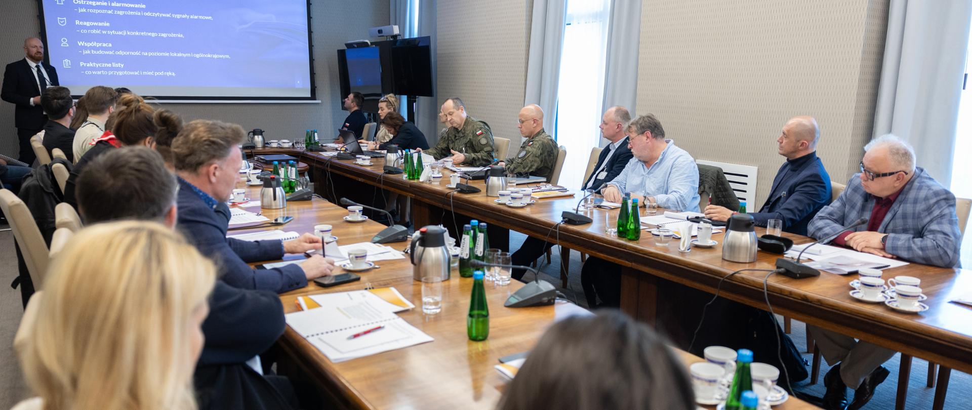 „Poradnik bezpieczeństwa” - rozpoczęły się konsultacje z przedstawicielami społeczeństwa obywatelskiego