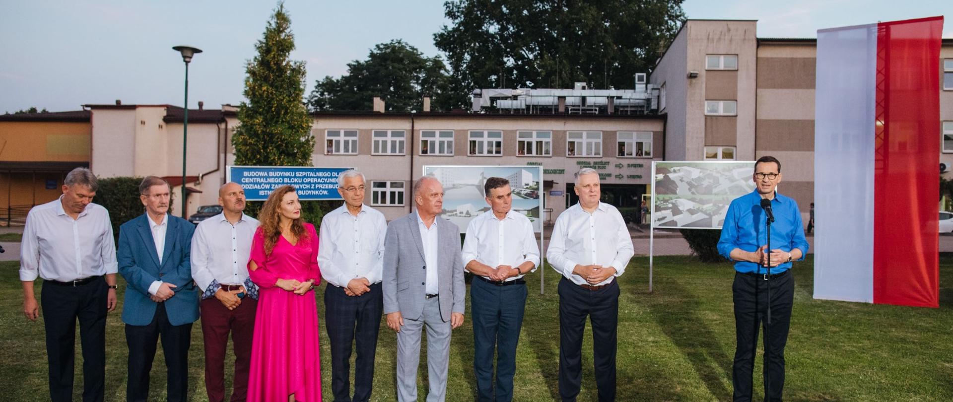 Premier Mateusz Morawiecki podczas spotkania na ternie inwestycji - przebudowa centralnego bloku operacyjnego w szpitalu w Tomaszowie Lubelskim.