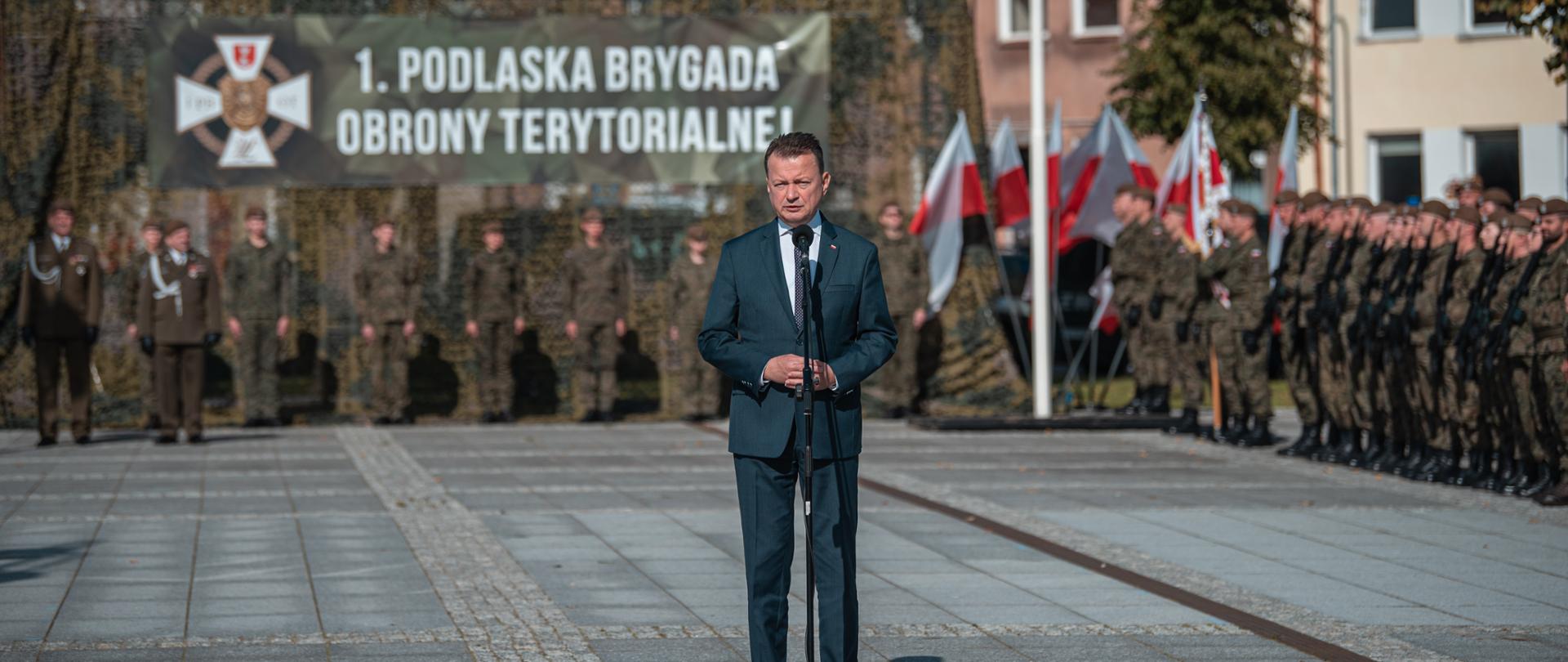 Mariusz Błaszczak podczas spotkania z żołnierzami w Kolnie