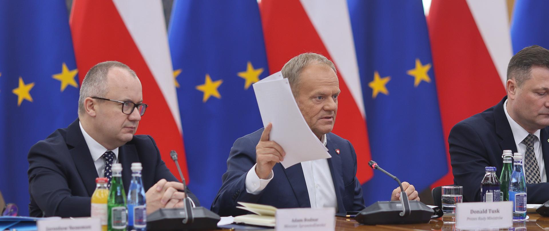 Minister A. Bodnar, Premier D. Tusk i Minister K. Paszyk