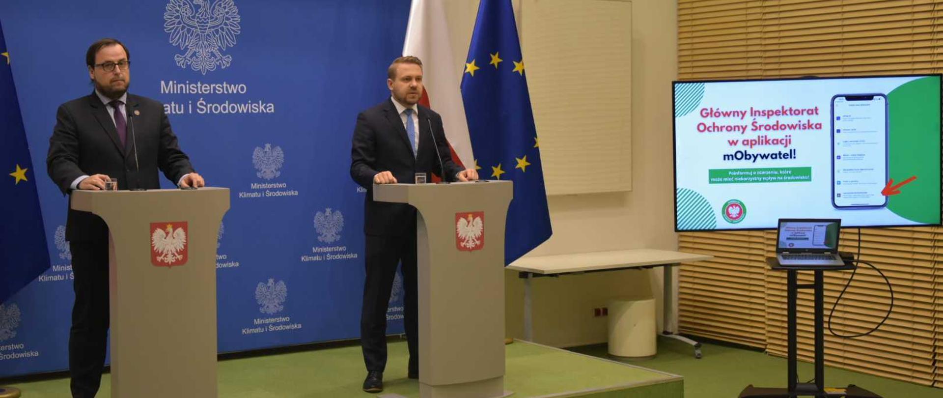 wiceminister klimatu i środowiska Jacek Ozdoba podczas konferencji prasowej