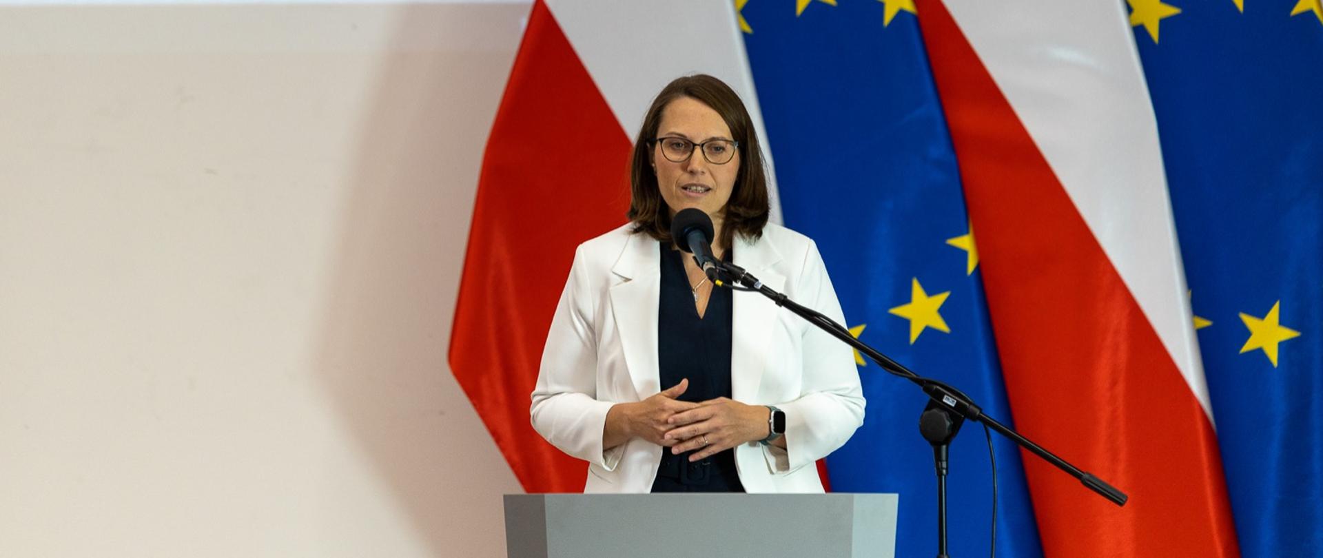 Minister finansów Magdalena Rzeczkowska przemawia podczas konferencji nt. 5 lat KAS 