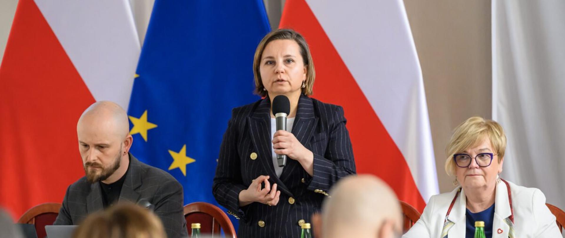 Wiceministra klimatu i Środowiska Urszula Zielińska, Wojewoda Podkarpacki Teresa Kubas-Hul i Paweł Jaworski, Dyrektor Departamentu Adaptacji do Zmian Klimatu i Polityki Miejskiej w Ministerstwie Klimatu i Środowiska. Fot. Jerzy Żygadło/PUW w Rzeszowie.