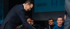 Premier wykonuje pierwszy ruch podczas turnieju szachowego.