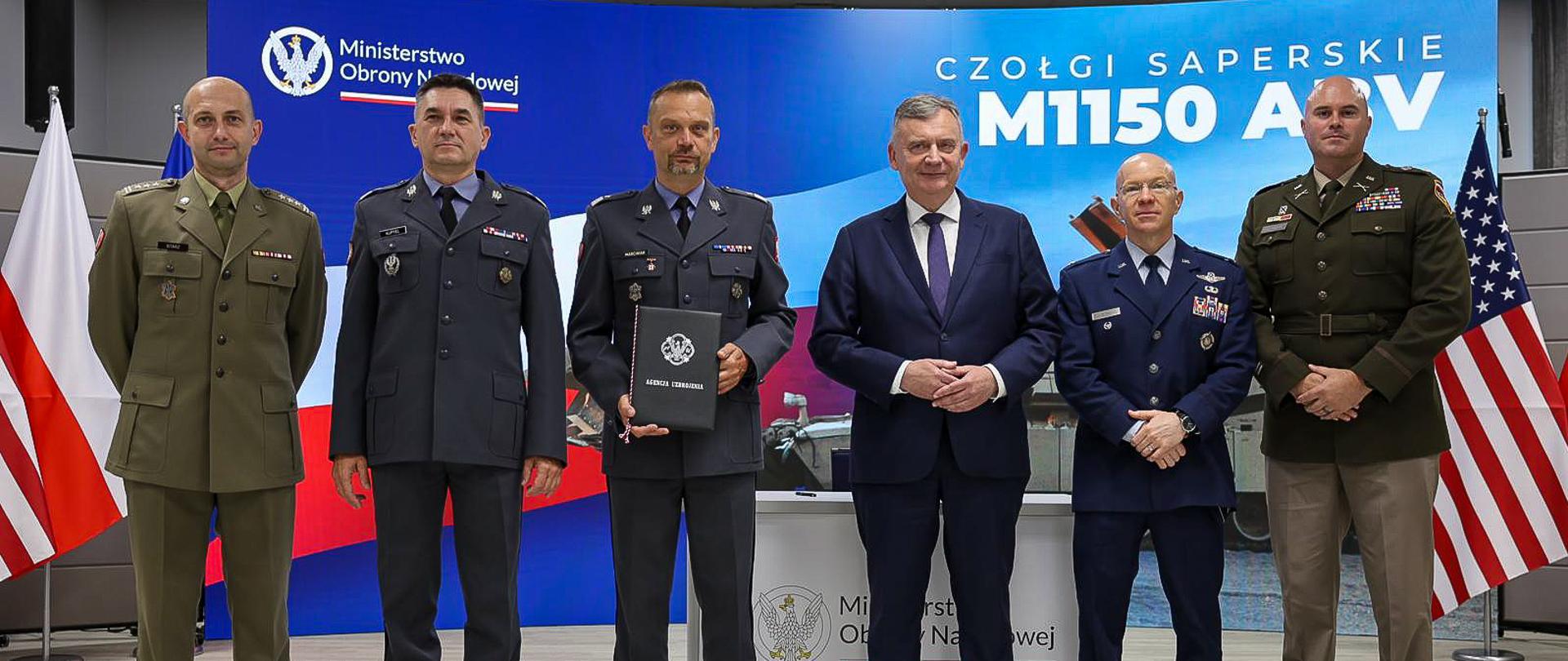 31 lipca 2025 r. w Warszawie, sekretarz stanu w MON Paweł Bejda wziął udział w podpisaniu aneksu na dostawę czołgów saperskich M1150 ABV dla Sił Zbrojnych Rzeczypospolitej Polskiej.