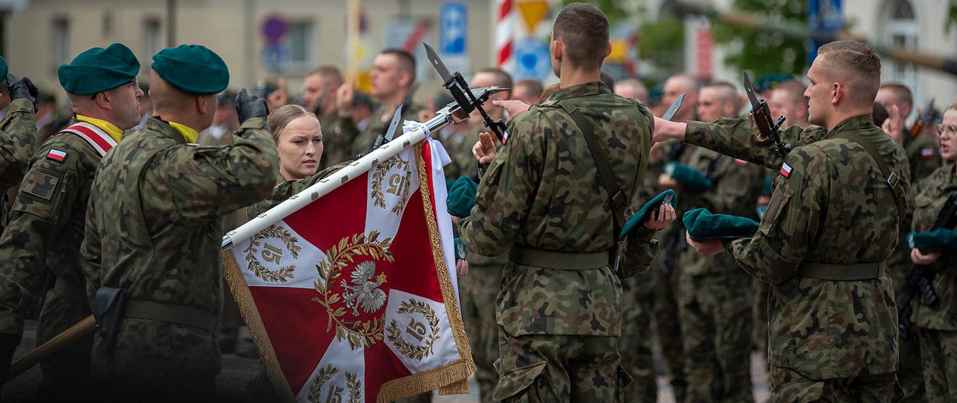 3 czerwca 2023 r. w 15. Gołdapskim Pułku Przeciwlotniczym Mariusz Błaszczak, wicepremier i minister obrony narodowej, wziął udział w uroczystej przysiędze dobrowolnej zasadniczej służby wojskowej. Fot. Maciej Nędzyński/CO MON
