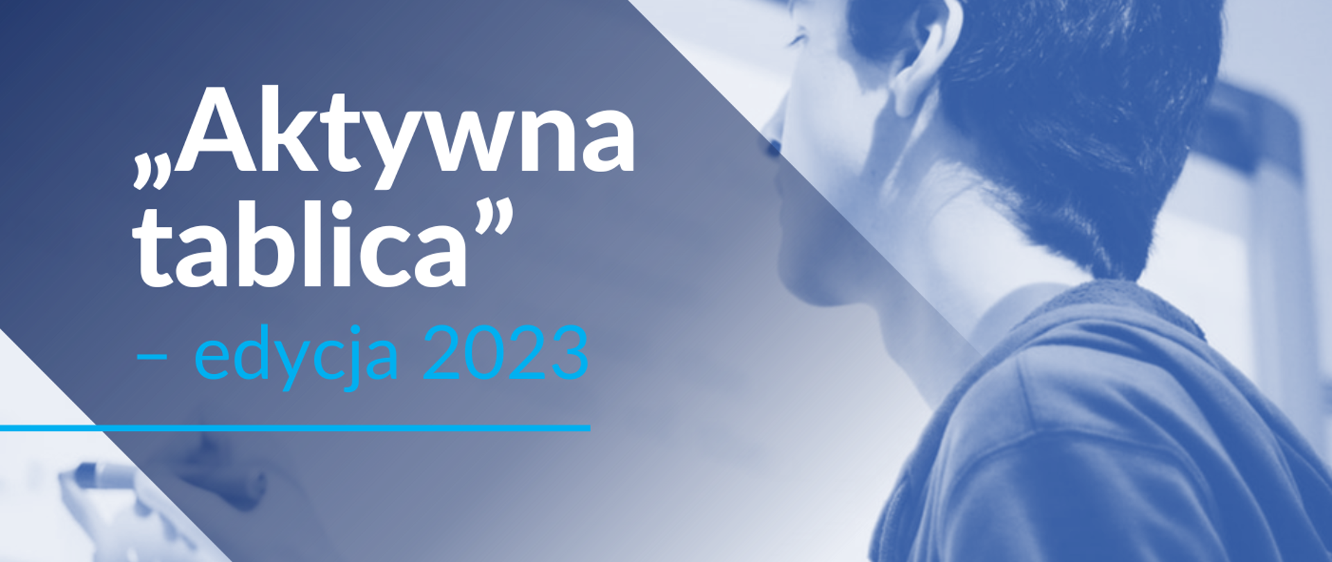 Grafika - na szaroniebieskim tle sylwetka człowieka przy szkolnej tablicy i napis Aktywna tablica - edycja 2023.