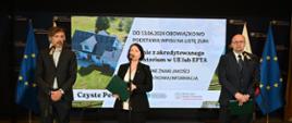 Wiceminister klimatu i środowiska Krzysztof Bolesta oraz Dorota Zawadzka-Stępniak, prezes zarządu NFOŚiGW oraz Robert Gajda, zastępca prezesa zarządu NFOŚiGW w trakcie konferencji prasowej.