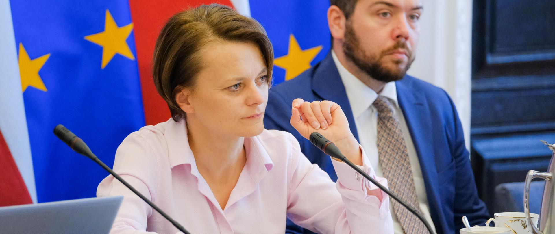 Dwie osoby siedzą obok siebie. Pierwsza z lewej to wiceminister Jadwiga Emilewicz.