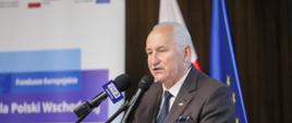 Gustaw Marek Brzezin przemawia