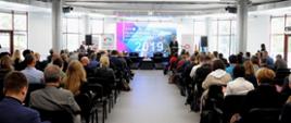Zdjęcie uczestników konferencji siedzących na sali