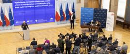 Wysłuchanie obywatelskie w sprawie wdrożenia unijnego Aktu o Usługach Cyfrowych (DSA) - przemówienie Ministra Macieja Berka. Obecni na sali także: Ministra ds. Społeczeństwa Obywatelskiego Adriana Porowska, Wiceministra Sprawiedliwości Zuzanna Rudzińska – Bluszcz oraz Wiceminister Dariusz Standerski z Ministerstwa Cyfryzacji. 