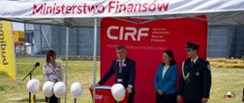 Konferencja MF na zdjęciu m.in. minister finansów Magdalena Rzeczkowska, szef KAS Bartosz Zbaraszczuk oraz dyrektor CIRF Hubert Gniadowicz na konferencji.