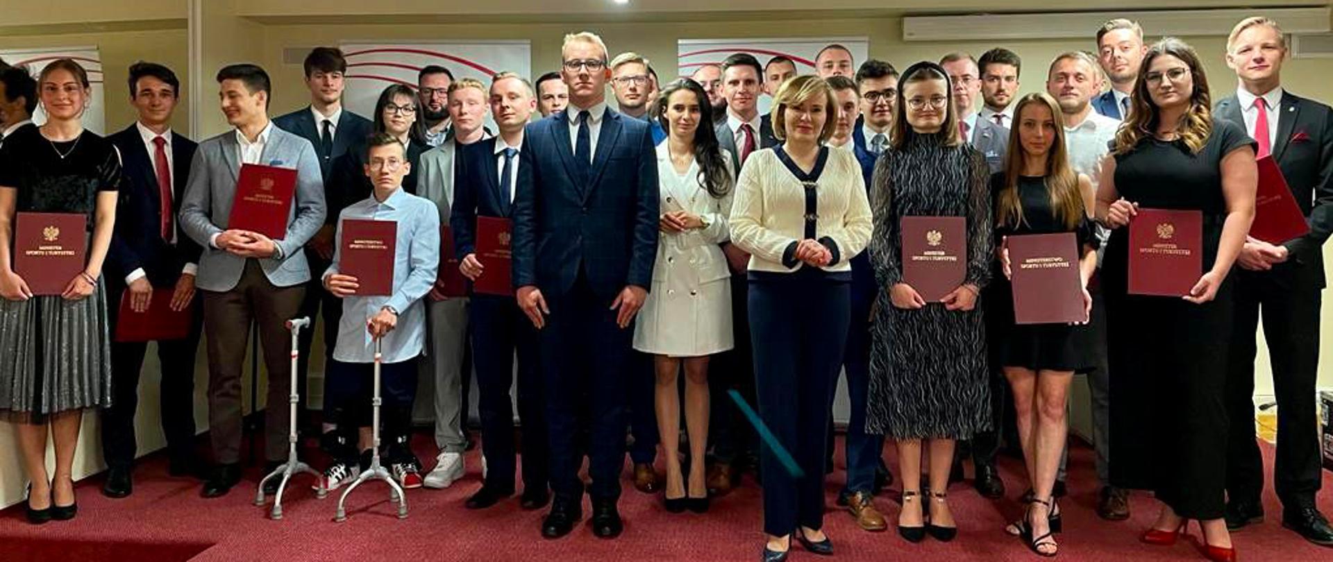 Młodzieżowa Rada Sportu przy Ministrze Sportu i Turystyki rozpoczęła swoją działalność. Wiceminister Anna Krupka w otoczeniu przedstawicieli Rady. Członkowie Rady prezentują otrzymane nominacje. 
