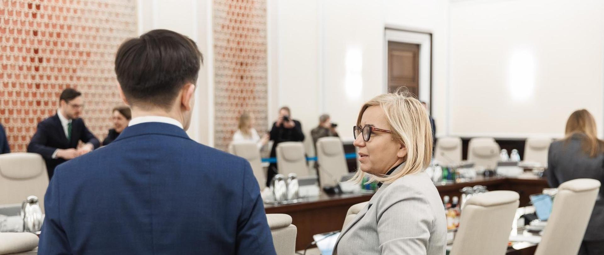 Zdjęcie przedstawia ministrę klimatu i środowiska w trakcie posiedzenia Rady Ministrów 