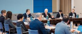 Minister – Członek Rady Ministrów Maciej Berek podczas spotkania na temat zasad i praktyki prowadzenia konsultacji publicznych i opiniowania dokumentów rządowych, jako stałych elementów procesu prawodawczego w demokratycznym państwie prawnym.