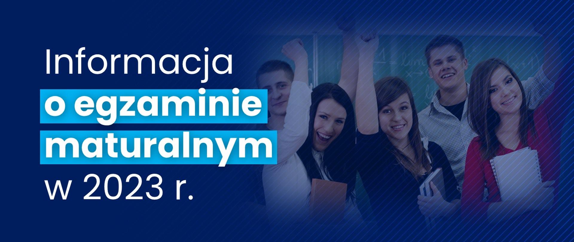 Grupa młodych ludzi śmiejących się i trzymających teczki po lewej stronie napis Informacja o egzaminie maturalnym w 2023 r.