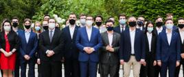 Premier z prezydentem pozują do zdjęcia z młodzieżą.