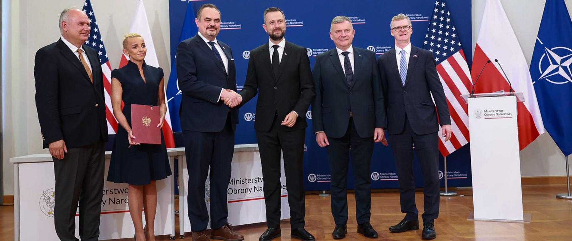 25 lipca 2025 r. w Warszawie, Władysław Kosiniak-Kamysz wicepremier-minister obrony narodowej podpisał umowę o udzielenie Polsce przez Stany Zjednoczone Ameryki gwarancji kredytowej w ramach programu Foreign Military Financing. W uroczystości udział wziął również Paweł Zalewski, sekretarz stanu w MON oraz Brent T. Christensen, podsekretarz stanu ds. kontroli zbrojeń i bezpieczeństwa międzynarodowego USA. Fot. Krzysztof Niedziela/MON